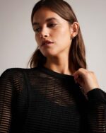 ROSHILA has a classic shape, but is anything but ordinary. Sheer sleeves, a ribbed texture and a flattering crew neck make this jumper as versatile as it is unique. This wardrobe staple can be dressed up or down effortlessly.